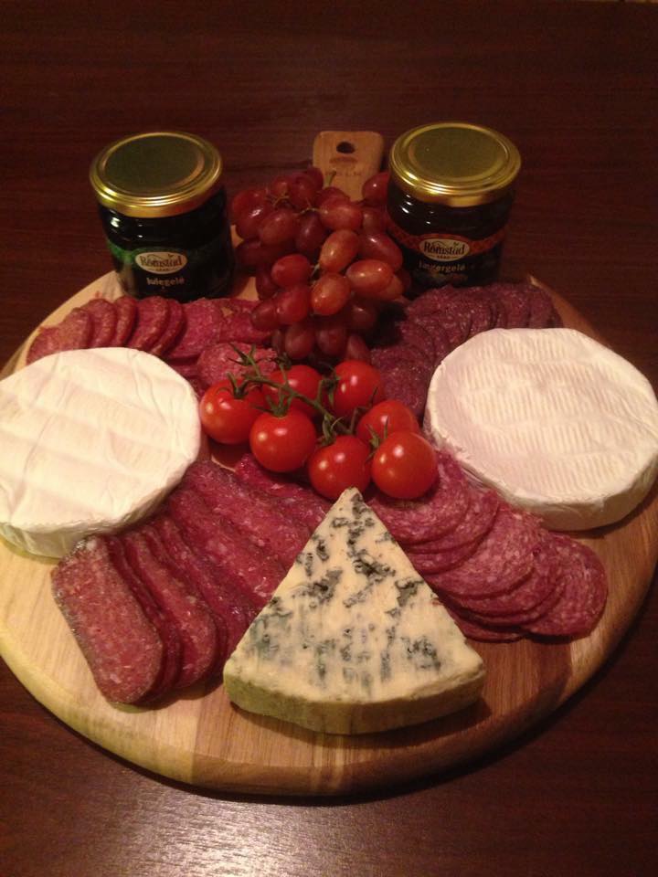 bilde av ost og spekemat